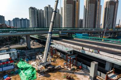 山東路-鞍山路東北象限連接匝道及地下停車場工程順利完成首跨鋼箱梁架設